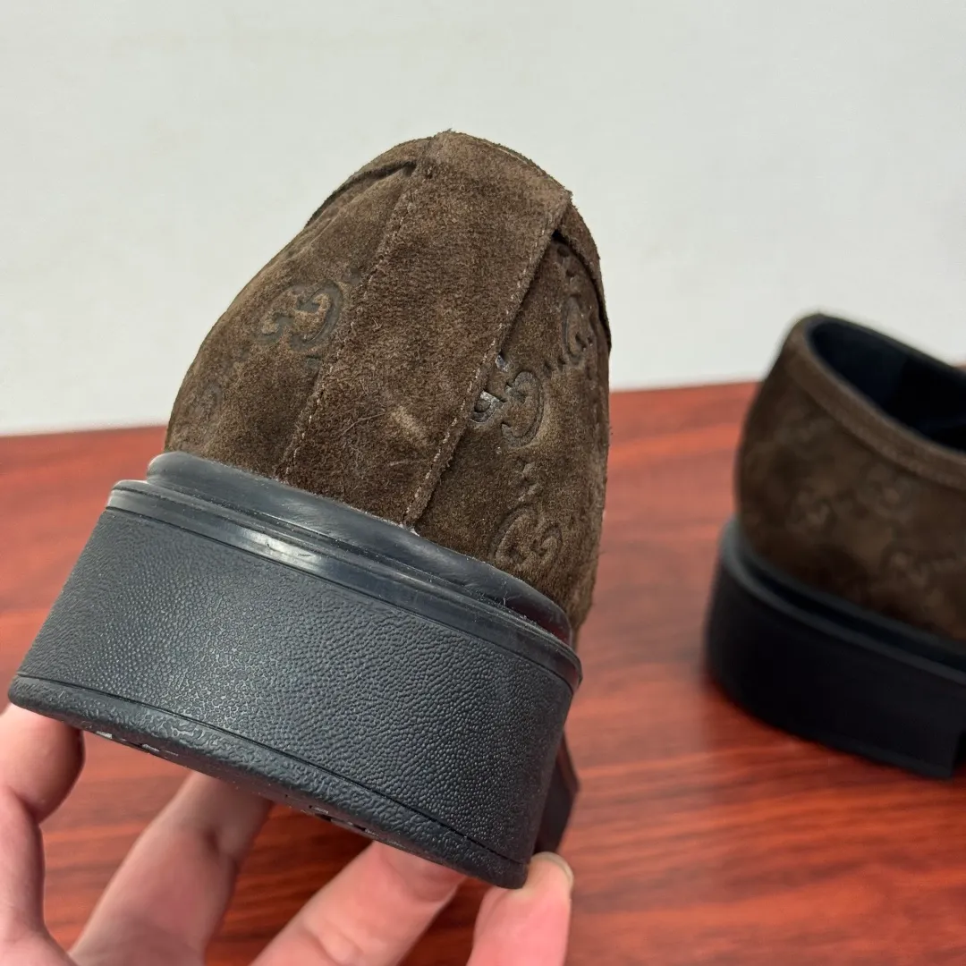Batch 780 Gucci/Gucci new men's lace-up shoes with GG details, suede leather derby shoes! Rooted in the brand's heritage, these men's lace-up shoes are crafted from suede calfskin and embellished with GG-print embossed suede details in homage to Gucci's iconic monogram. The rubber sole decorated with GG pattern adds a touch of modern fashion to this design. Typical three-joint style design. European and American classic version, full calfskin lining. The overall upper texture is soft and the lining is comfortable and breathable. 2CM thickened soft rubber sole, easy to control. Versatile and stylish upper foot, multiple colors available to meet different matching needs, complete package! Size: 39-40-41-42-43-44 leather shoe size (can be customized to 38.45) Item number: 7826Z suede coffee color